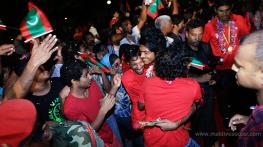 Hundreds-of-supporters-welcomed-the-U23-team-4771
